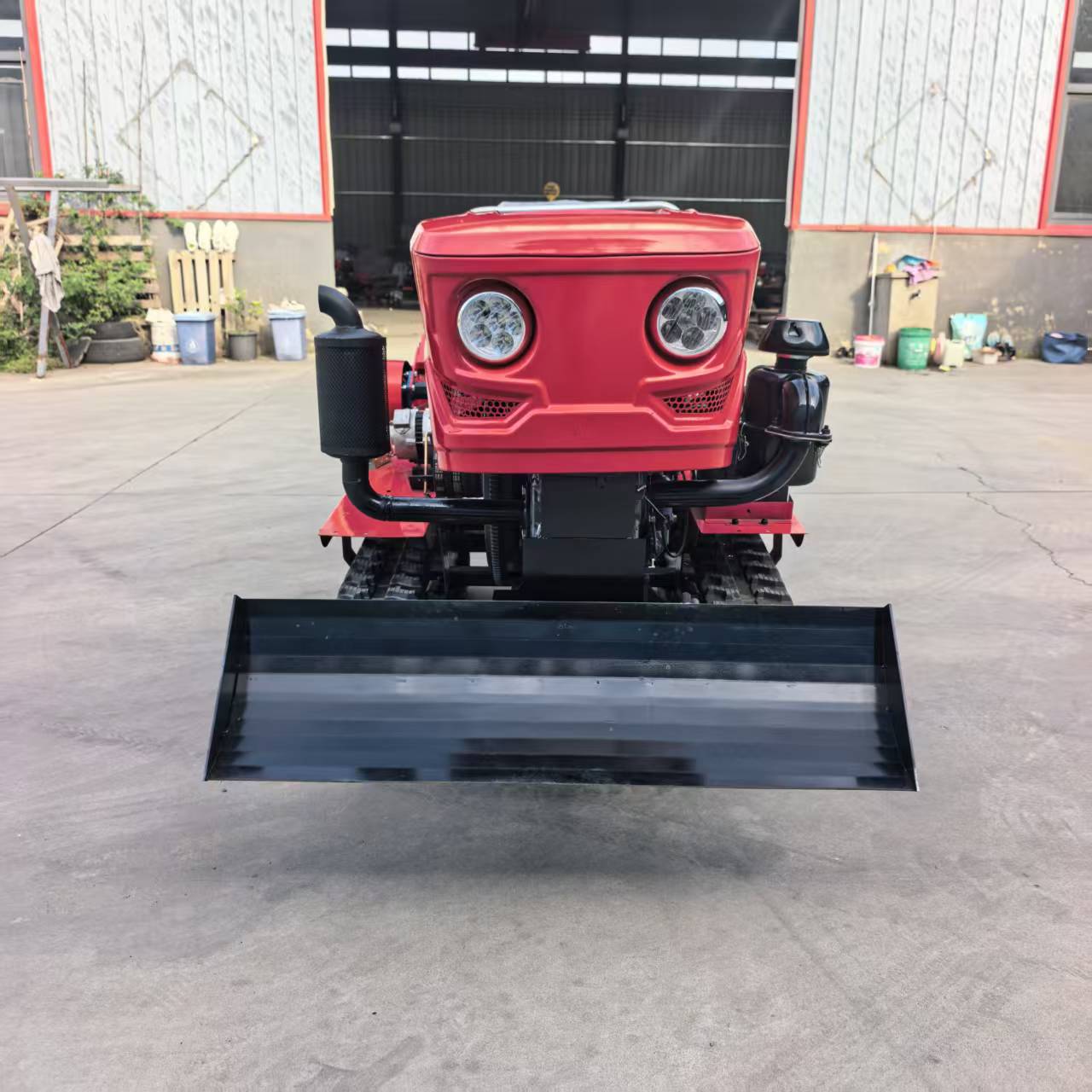Farming Agriculture Land - コンパクトな乗用型クローラー式ミニトラクター。多機能な農業用ロータリー耕うん機。農地の耕作や整地に使用できる。