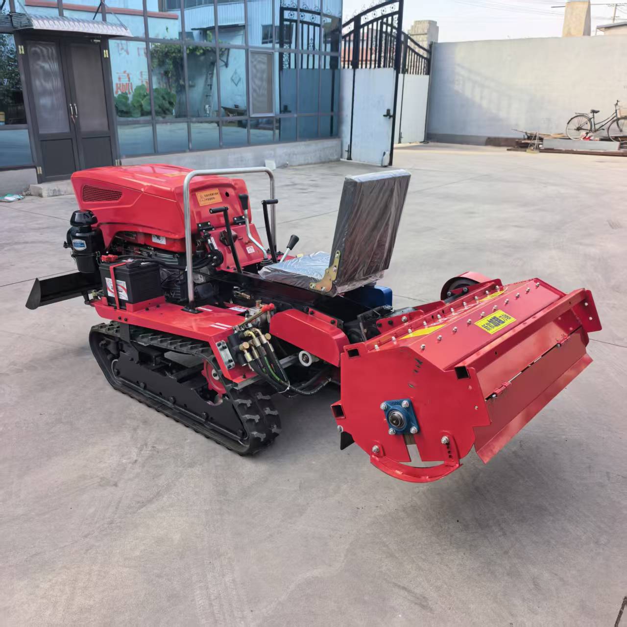 コンパクトな乗用型クローラー式ミニトラクター。多機能な農業用 - Farming Agriculture Land のレビューと価格